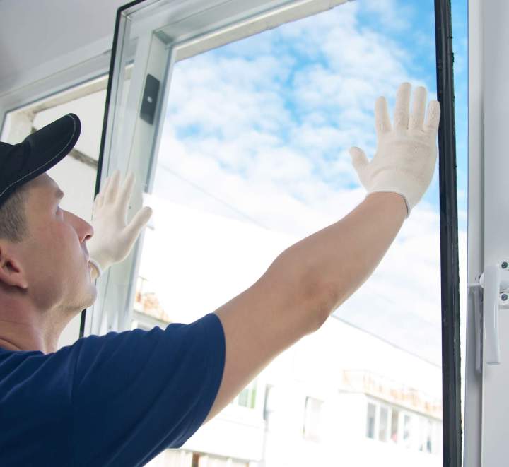 Remplacement de vitrage cassé et fermeture provisoire.